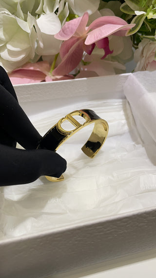 Dio* New Gold CD Letter Black Enamel Open Bangle