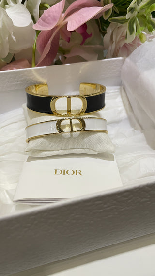 Dio* New Gold CD Letter Black Enamel Open Bangle