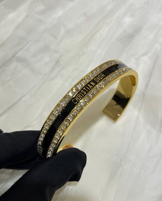 𝐃𝐢𝐨 * 25-year-old, new model, black enamel, gold-plated, letter-patterned, open-faced bracelet.
