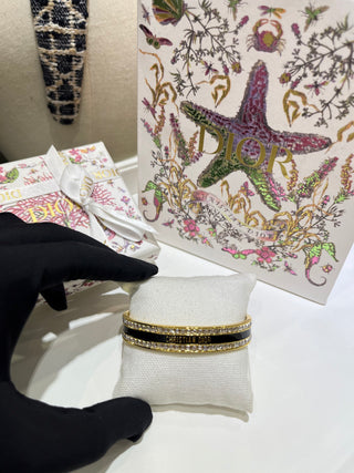 𝐃𝐢𝐨 * 25-year-old, new model, black enamel, gold-plated, letter-patterned, open-faced bracelet.