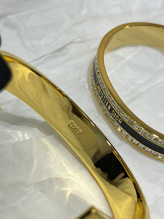 𝐃𝐢𝐨 * 25-year-old, new model, black enamel, gold-plated, letter-patterned, open-faced bracelet.