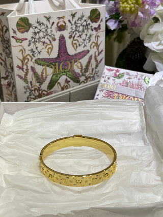 𝐃𝐢𝐨 * Newly designed embossed element wide-band gold bracelet.