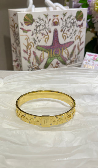 𝐃𝐢𝐨 * Newly designed embossed element wide-band gold bracelet.