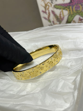 𝐃𝐢𝐨 * Newly designed embossed element wide-band gold bracelet.