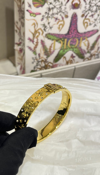 𝐃𝐢𝐨 * Newly designed embossed element wide-band gold bracelet.