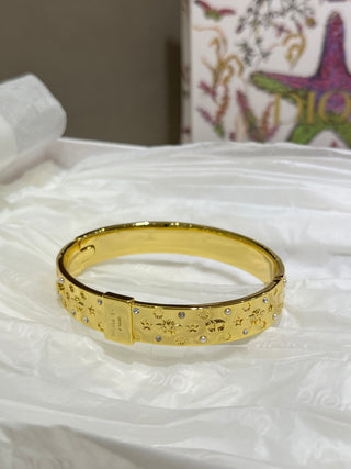 𝐃𝐢𝐨 * Newly designed embossed element wide-band gold bracelet.