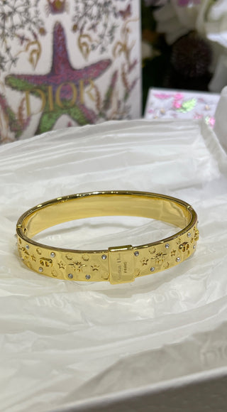 𝐃𝐢𝐨 * Newly designed embossed element wide-band gold bracelet.