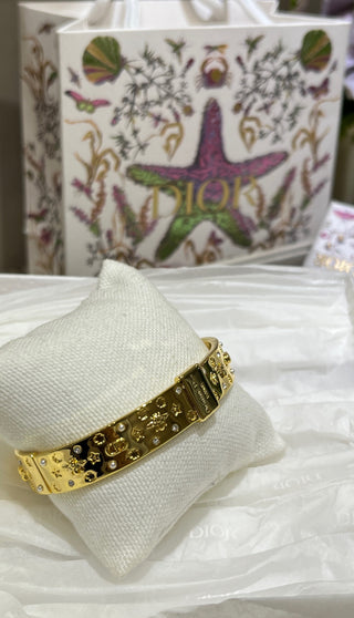 𝐃𝐢𝐨 * Newly designed embossed element wide-band gold bracelet.