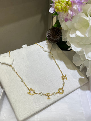𝐃𝐢𝐨 * New model: gold, fully encrusted with diamonds, featuring crystal and pearl necklace.