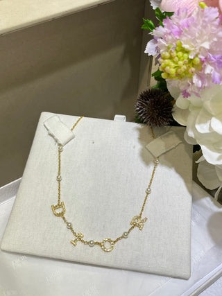 𝐃𝐢𝐨 * New model: gold, fully encrusted with diamonds, featuring crystal and pearl necklace.