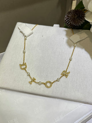 𝐃𝐢𝐨 * New model: gold, fully encrusted with diamonds, featuring crystal and pearl necklace.
