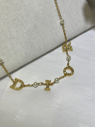 𝐃𝐢𝐨 * New model: gold, fully encrusted with diamonds, featuring crystal and pearl necklace.