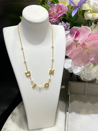 𝐃𝐢𝐨 * New model: gold, fully encrusted with diamonds, featuring crystal and pearl necklace.