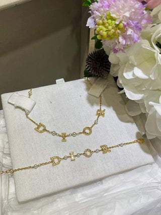 𝐃𝐢𝐨 * New model: gold, fully encrusted with diamonds, featuring crystal and pearl necklace.