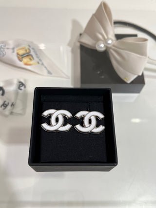 𝑪𝒉𝒂𝒏𝒆* New 25s model, white enamel with dual C logo, silver earrings.