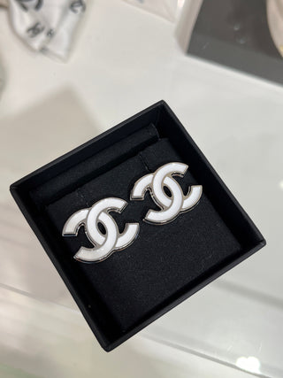 𝑪𝒉𝒂𝒏𝒆* New 25s model, white enamel with dual C logo, silver earrings.