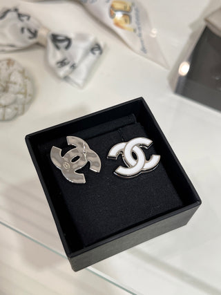 𝑪𝒉𝒂𝒏𝒆* New 25s model, white enamel with dual C logo, silver earrings.
