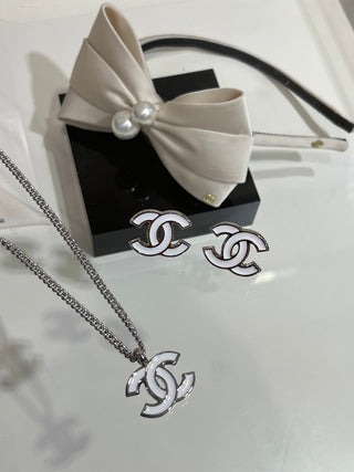 𝑪𝒉𝒂𝒏𝒆* New 25s model, white enamel with dual C logo, silver earrings.
