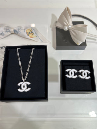 𝑪𝒉𝒂𝒏𝒆* New 25s model, white enamel with dual C logo, silver earrings.