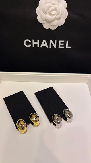 𝑪𝒉𝒂𝒏𝒆* New 26s model, black enamel with dual C logo, metal goose egg shape, small size earrings.