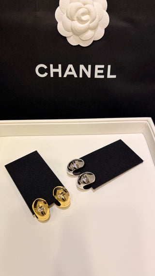 𝑪𝒉𝒂𝒏𝒆* New 26s model, black enamel with dual C logo, metal goose egg shape, small size earrings.