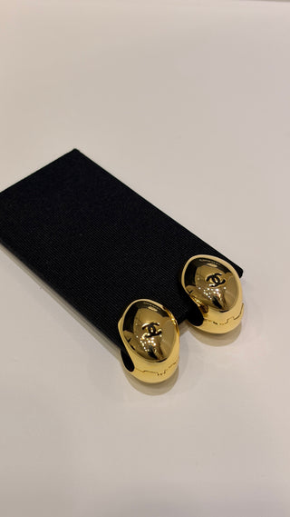 𝑪𝒉𝒂𝒏𝒆* New 26s model, black enamel with dual C logo, metal goose egg shape, small size earrings.