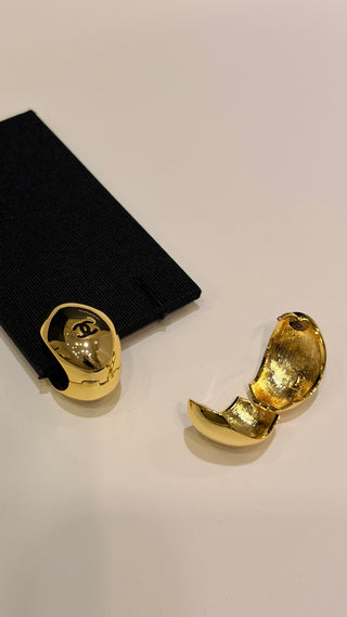 𝑪𝒉𝒂𝒏𝒆* New 26s model, black enamel with dual C logo, metal goose egg shape, small size earrings.