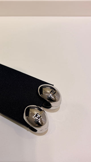 𝑪𝒉𝒂𝒏𝒆* New 26s model, black enamel with dual C logo, metal goose egg shape, small size earrings.