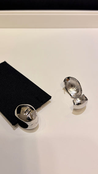 𝑪𝒉𝒂𝒏𝒆* New 26s model, black enamel with dual C logo, metal goose egg shape, small size earrings.