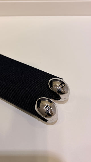𝑪𝒉𝒂𝒏𝒆* New 26s model, black enamel with dual C logo, metal goose egg shape, small size earrings.