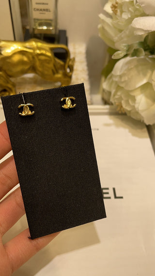 𝑪𝒉𝒂𝒏𝒆* New 26P Mini Gold Simple Double-C Ear Studs.