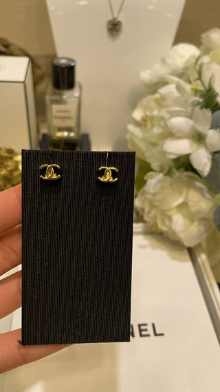𝑪𝒉𝒂𝒏𝒆* New 26P Mini Gold Simple Double-C Ear Studs.