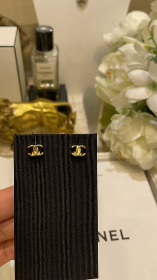 𝑪𝒉𝒂𝒏𝒆* New 26P Mini Gold Simple Double-C Ear Studs.