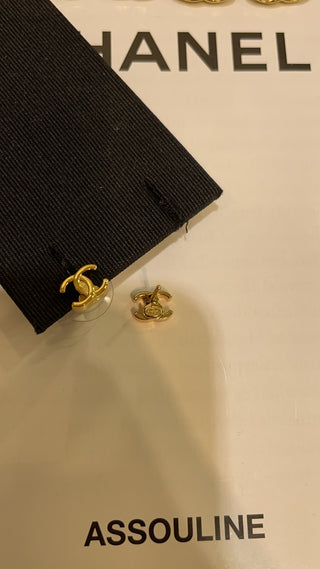 𝑪𝒉𝒂𝒏𝒆* New 26P Mini Gold Simple Double-C Ear Studs.