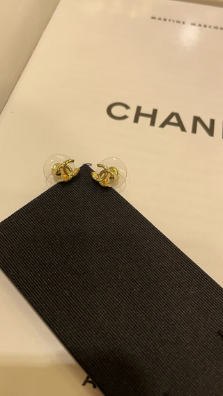𝑪𝒉𝒂𝒏𝒆* New 26P Mini Gold Simple Double-C Ear Studs.