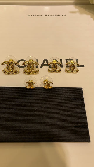 𝑪𝒉𝒂𝒏𝒆* New 26P Mini Gold Simple Double-C Ear Studs.
