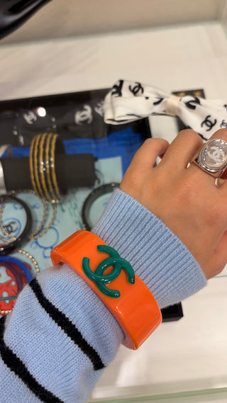 𝑪𝒉𝒂𝒏𝒆 * Vintage-style green double-C orange acrylic bracelet.