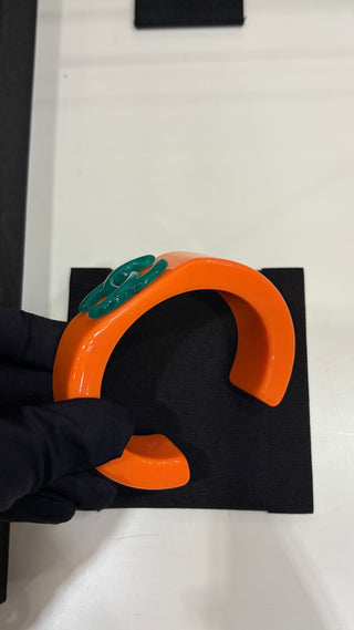 𝑪𝒉𝒂𝒏𝒆 * Vintage-style green double-C orange acrylic bracelet.