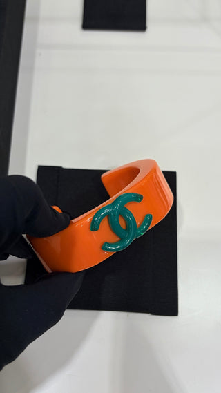𝑪𝒉𝒂𝒏𝒆 * Vintage-style green double-C orange acrylic bracelet.