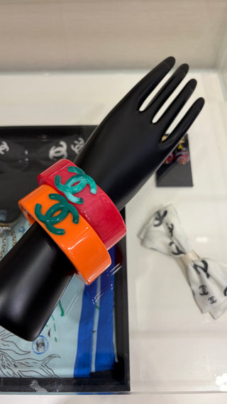 𝑪𝒉𝒂𝒏𝒆 * Vintage-style green double-C orange acrylic bracelet.