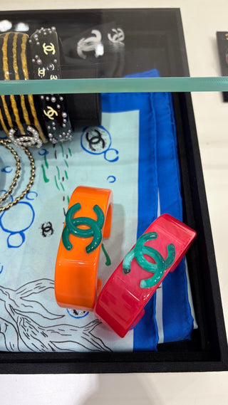 𝑪𝒉𝒂𝒏𝒆 * Vintage-style green double-C orange acrylic bracelet.