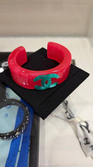 𝑪𝒉𝒂𝒏𝒆* Vintage-style green double-C pink acrylic bracelet.