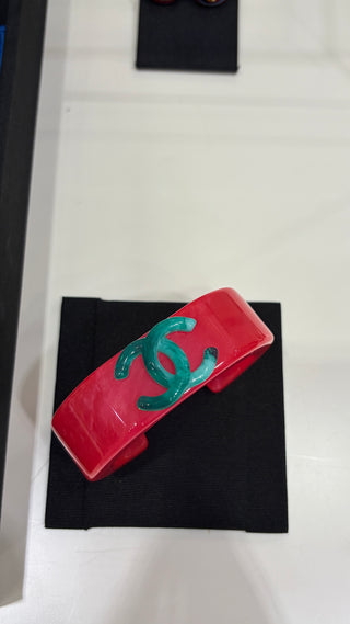 𝑪𝒉𝒂𝒏𝒆* Vintage-style green double-C pink acrylic bracelet.