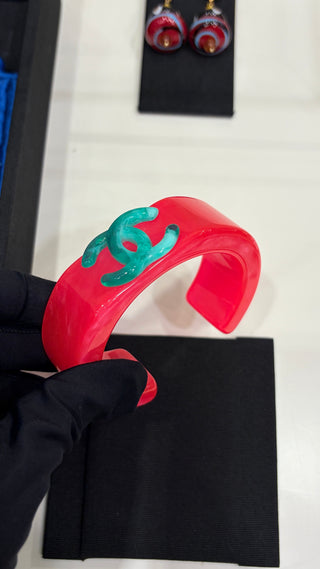 𝑪𝒉𝒂𝒏𝒆* Vintage-style green double-C pink acrylic bracelet.