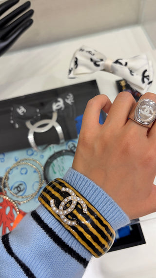 𝑪𝒉𝒂𝒏𝒆 * Vintage-style pearl and double-C stripe acrylic bracelet.