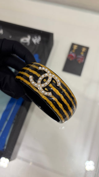 𝑪𝒉𝒂𝒏𝒆 * Vintage-style pearl and double-C stripe acrylic bracelet.