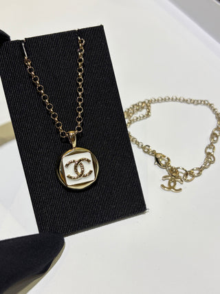 𝑪𝒉𝒂𝒏𝒆* New 26C Gold Double C White Enamel Square Necklace.