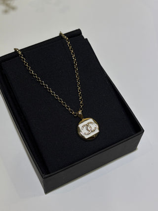 𝑪𝒉𝒂𝒏𝒆* New 26C Gold Double C White Enamel Square Necklace.