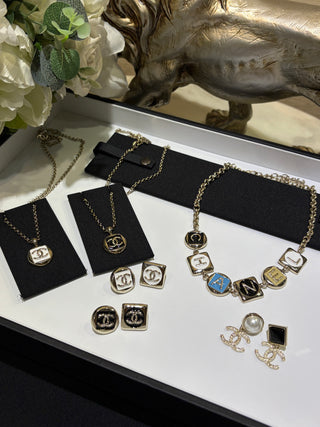 𝑪𝒉𝒂𝒏𝒆* New 26C Gold Double C White Enamel Square Necklace.