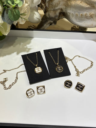 𝑪𝒉𝒂𝒏𝒆* New 26C Gold Double C White Enamel Square Necklace.